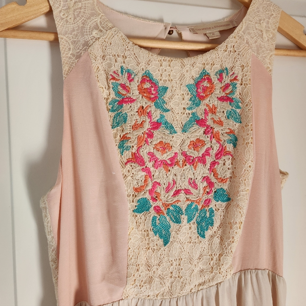 Elegant Maxi Dress With Embroidered Bodice